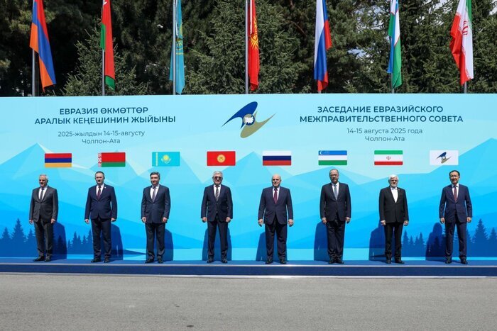 اظهارات محمدرضا عارف درباره توافق صلح ارمنستان و آذربایجان/ نیازمند تاب‌آوری جمعی در برابر شوک‌های آینده هستیم+ عکس یادگاری