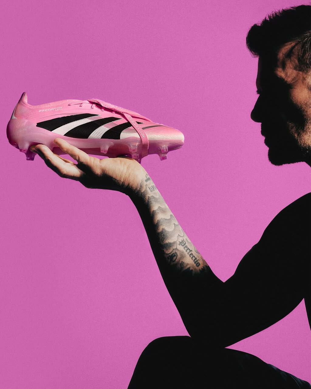 عکس | دیوید بکام و رونمایی از کفشهای صورتی آدیداس