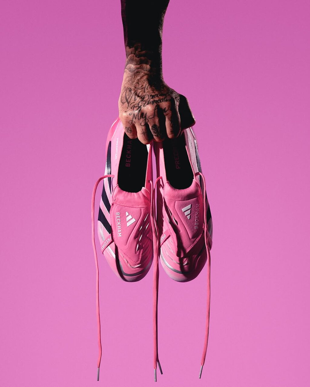 عکس | دیوید بکام و رونمایی از کفشهای صورتی آدیداس