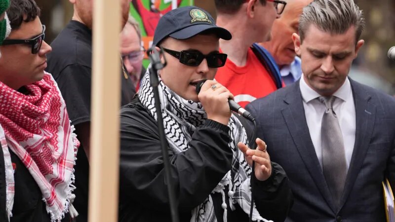 هواداران نی‌کاپ با پرچم فلسطین جلوی دادگاه حاضر شد