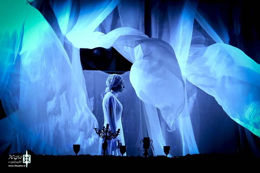 بازیگر سریال «خاتون» در محاصره خرچنگها/ عکس