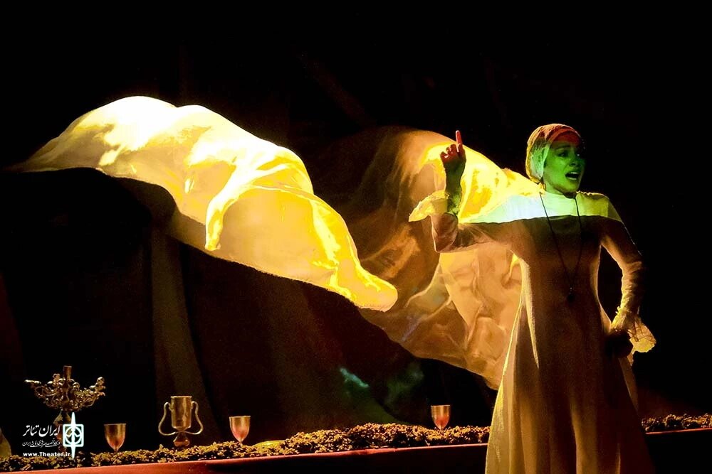 بازیگر سریال «خاتون» در محاصره خرچنگها/ عکس