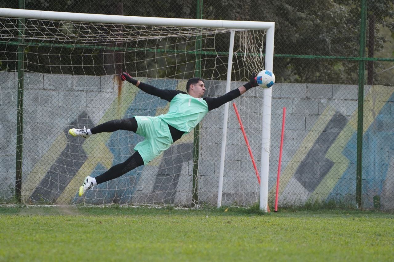 عکس | شیرجه بلند نیازمند برای گرفتن جای بیرانوند!