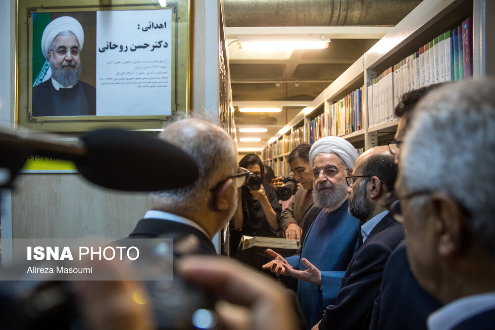 تصاویری از اهدای ۲۵ هزار نسخه کتاب به کتاب‌خانه ملی توسط حسن روحانی