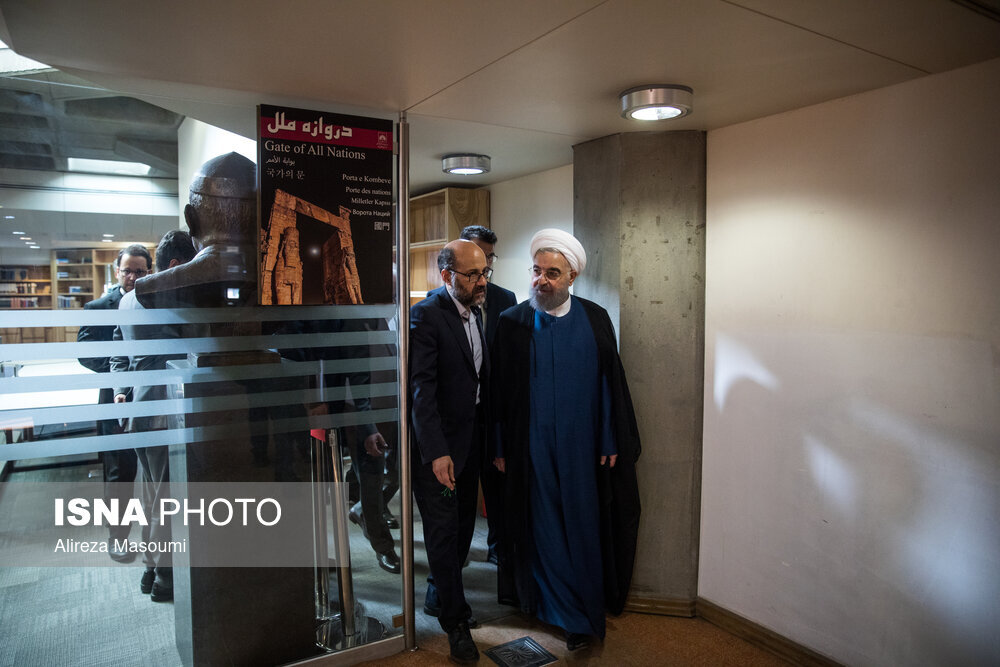 تصاویری از اهدای ۲۵ هزار نسخه کتاب به کتاب‌خانه ملی توسط حسن روحانی