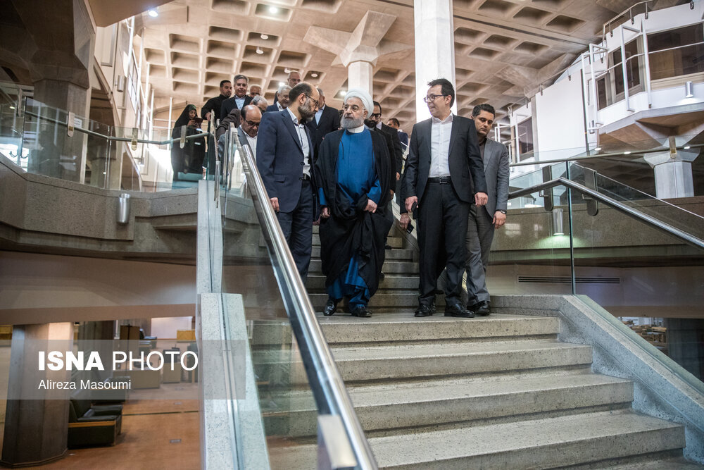 تصاویری از اهدای ۲۵ هزار نسخه کتاب به کتاب‌خانه ملی توسط حسن روحانی