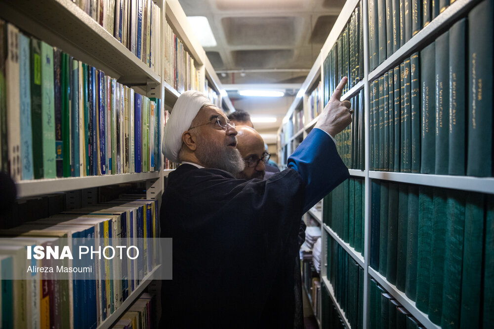 تصاویری از اهدای ۲۵ هزار نسخه کتاب به کتاب‌خانه ملی توسط حسن روحانی