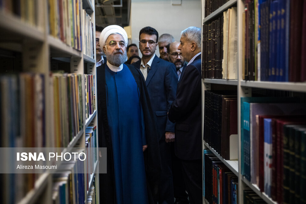 تصاویری از اهدای ۲۵ هزار نسخه کتاب به کتاب‌خانه ملی توسط حسن روحانی