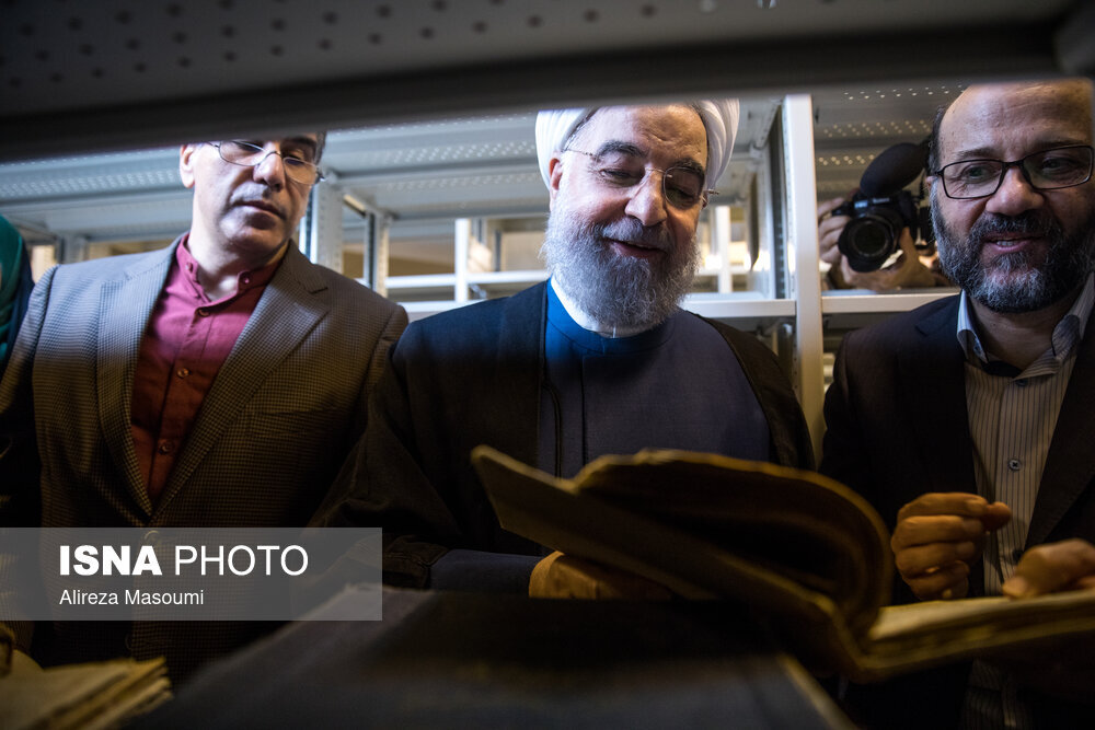 تصاویری از اهدای ۲۵ هزار نسخه کتاب به کتاب‌خانه ملی توسط حسن روحانی