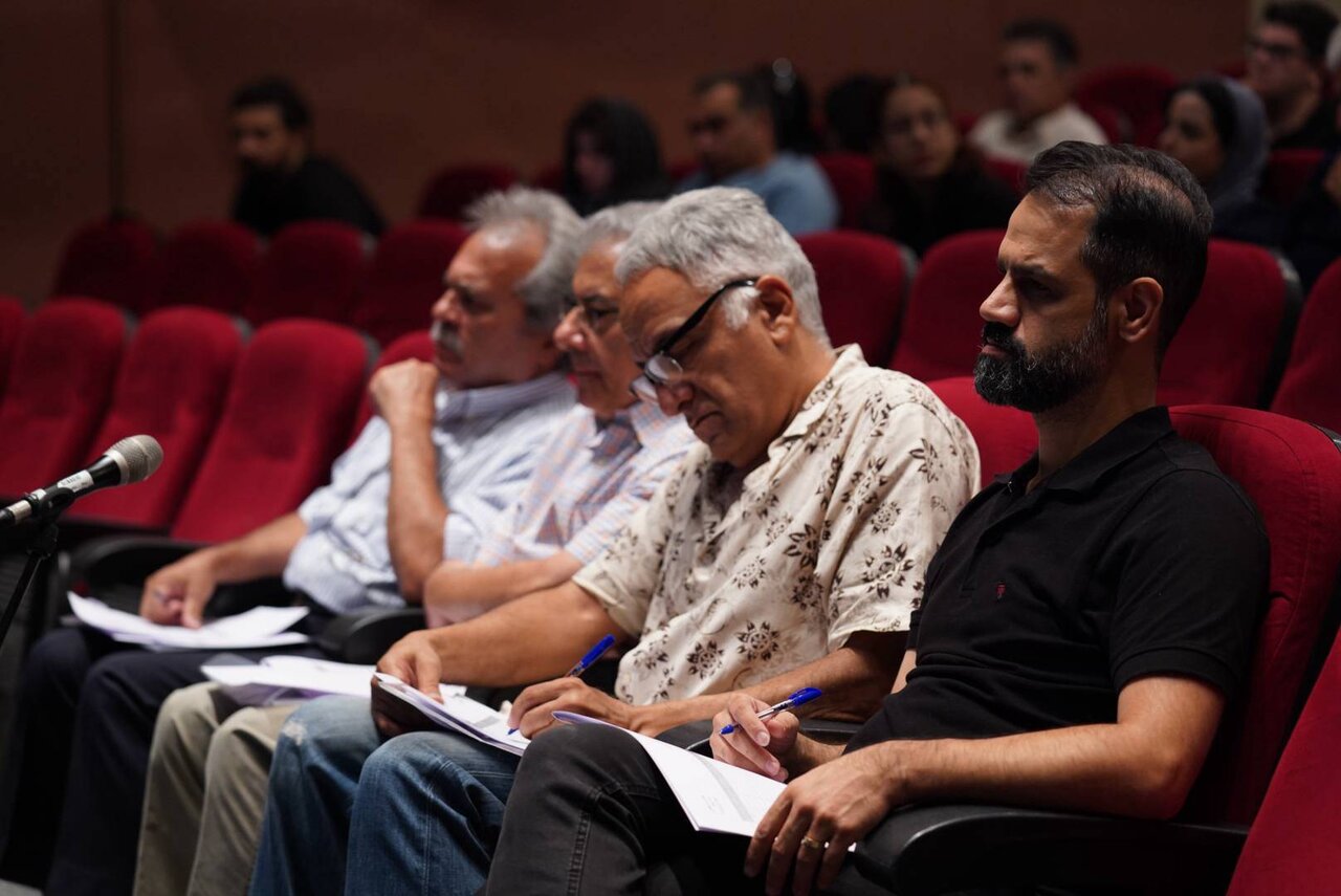 مادرها و پدرهایی تا آخرین لحظه از جوانان خود حمایت می‌کنند