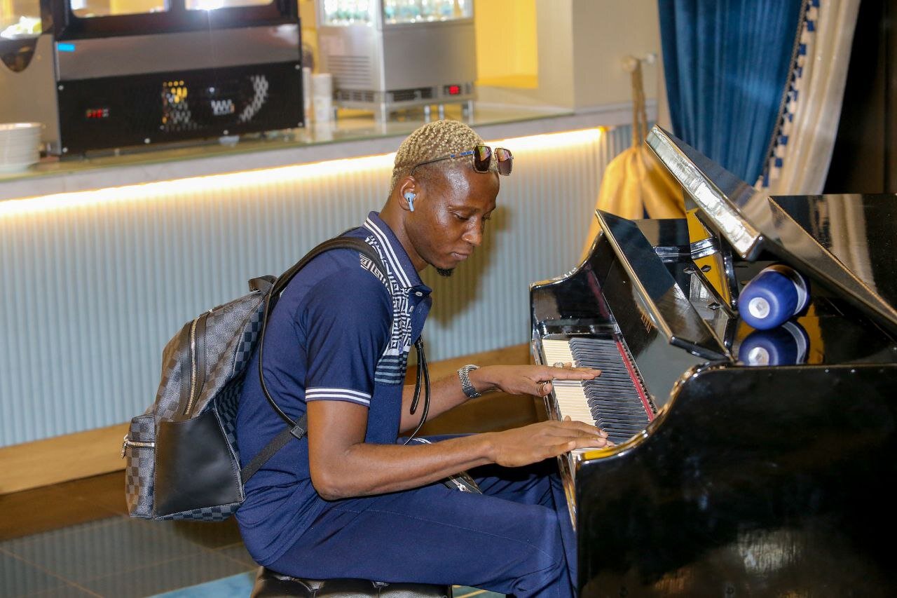 عکس | وقتی ستاره استقلال پیانو میزند!