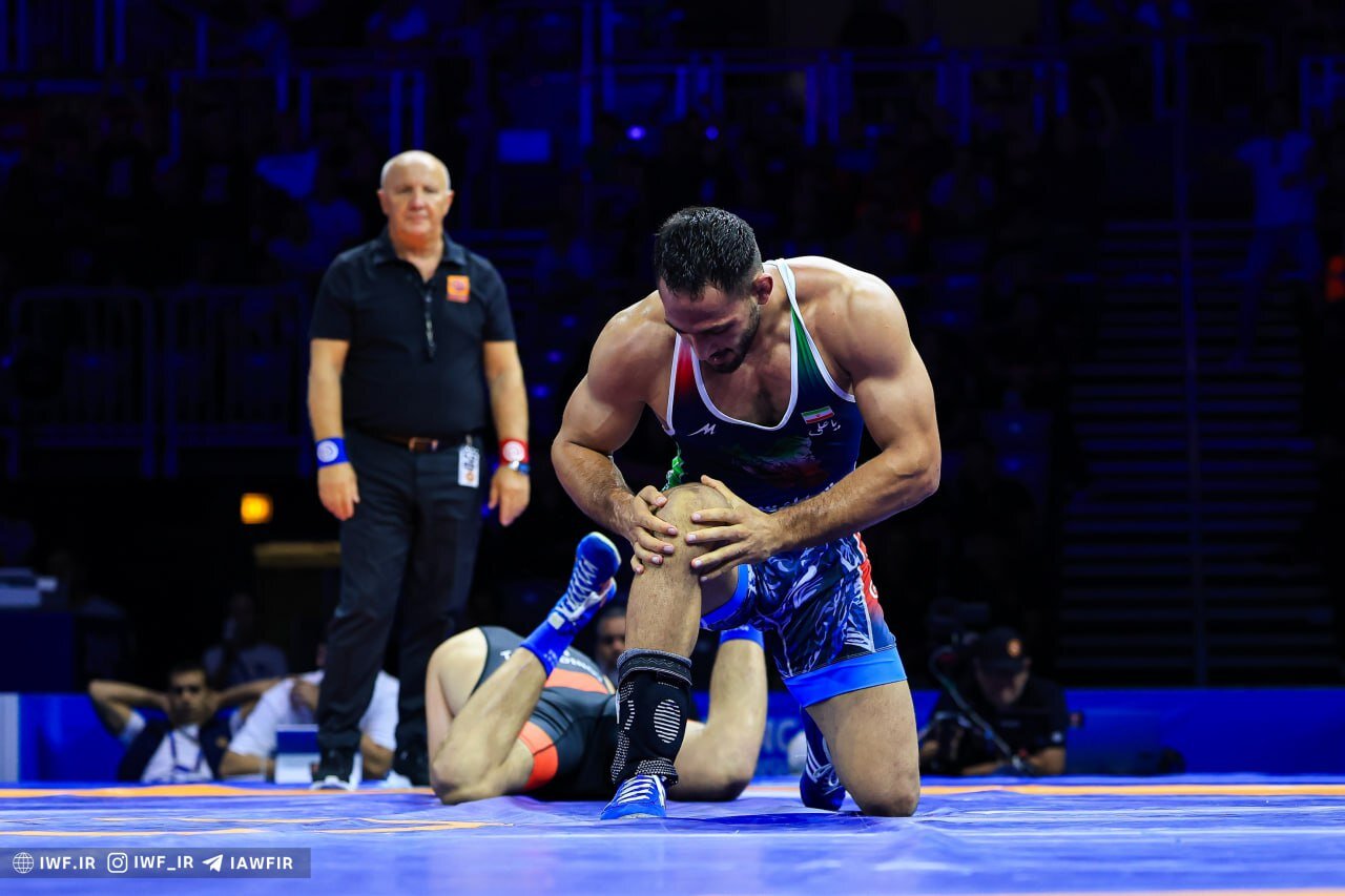 عکس | ماجرای بوسه ستاره کشتی ایران پس از پیروزی بزرگ