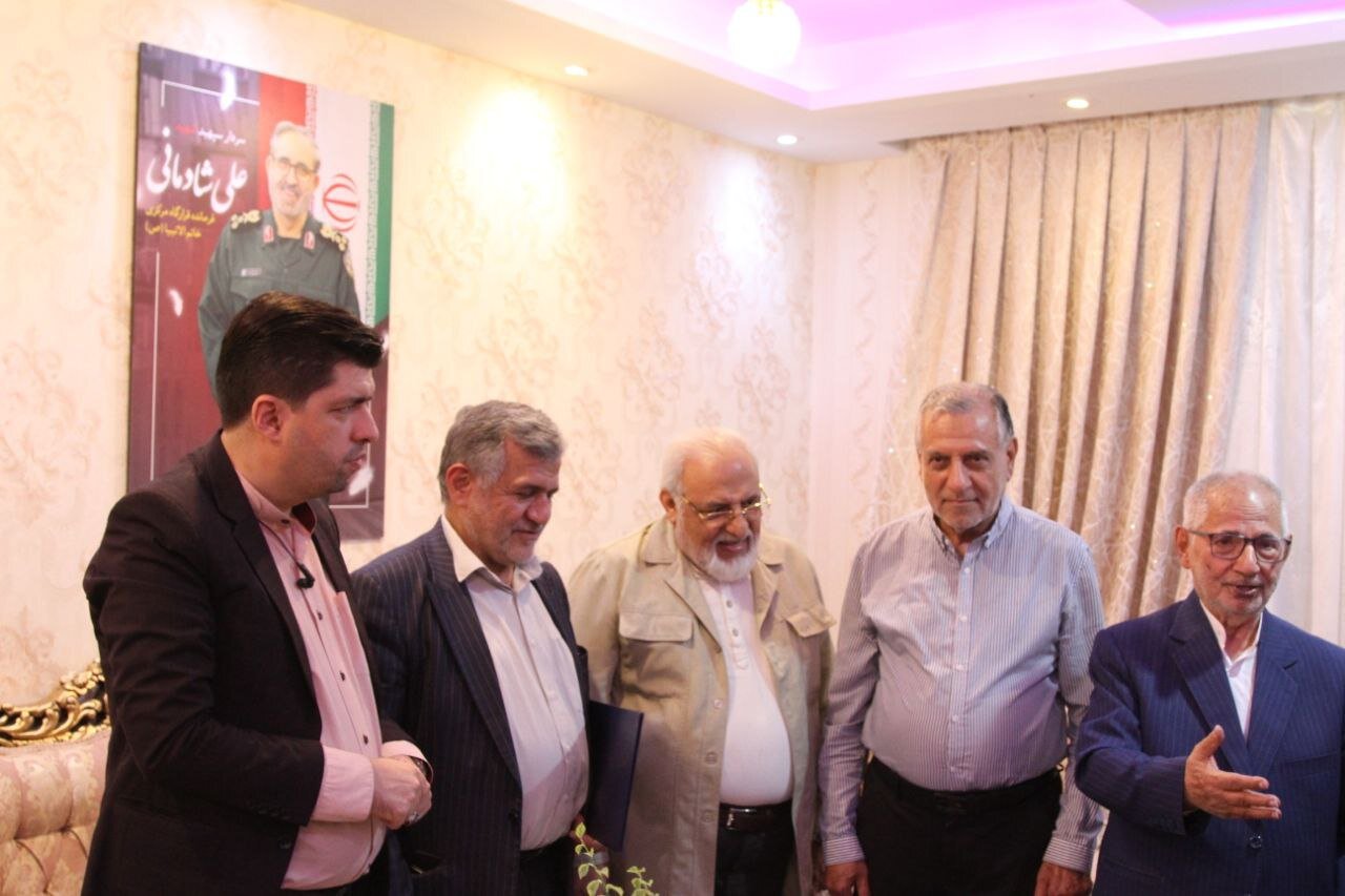 دیدار اعضای حزب موتلفه با خانواده شهید شادمانی/ از روایت دبیرکل موتلفه از درخواست سردار شادمانی تا خاطره احسان شادمانی از خوابی که درباره پدرش دیدند