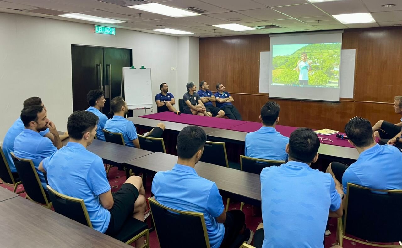 عکس| پیام فوتسالیستهای ایرانی به کودک ساروی