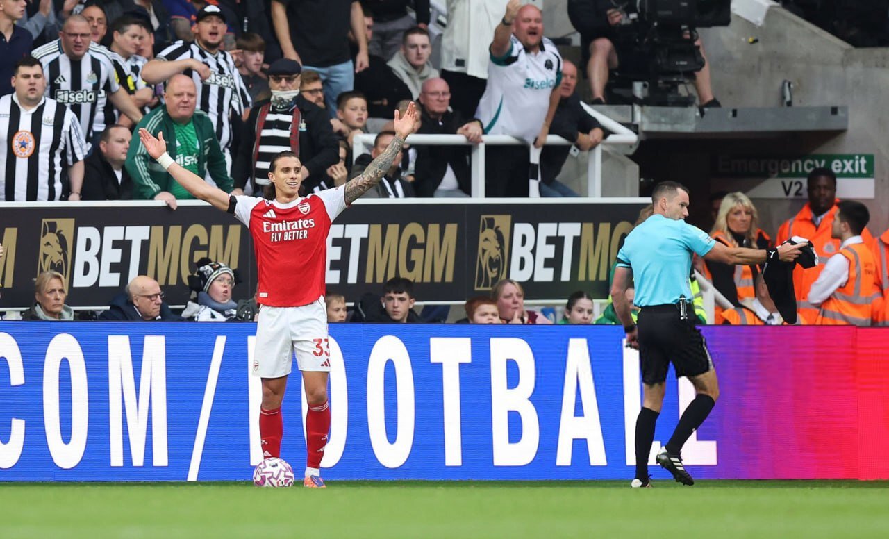 عکس| مُچ‌گیری داور مانع حوله دزدی ستاره آرسنال