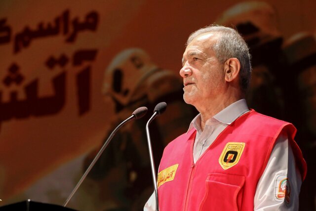 تصاویری از پزشکیان و رقیب انتخاباتی‌اش در لباسی متفاوت