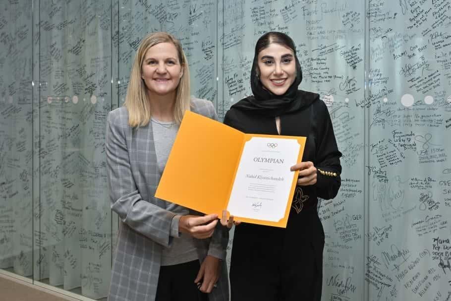 عکس| امضای دختر ایرانی بر دیوار معروف