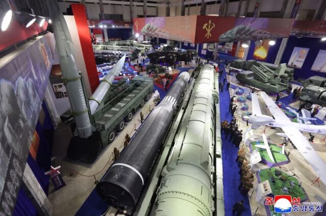 کرهشمالی موشک قارهپیمای جدید خود را با حضور مدودف به نمایش گذاشت؛ کیم آمریکا را تهدید هستهای کرد؟/ عکس