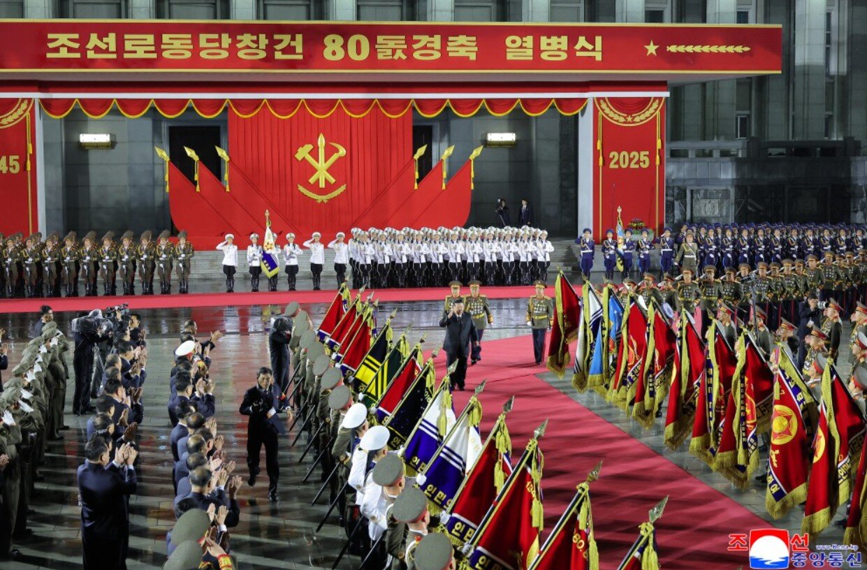 کرهشمالی موشک قارهپیمای جدید خود را با حضور مدودف به نمایش گذاشت؛ کیم آمریکا را تهدید هستهای کرد؟/ عکس