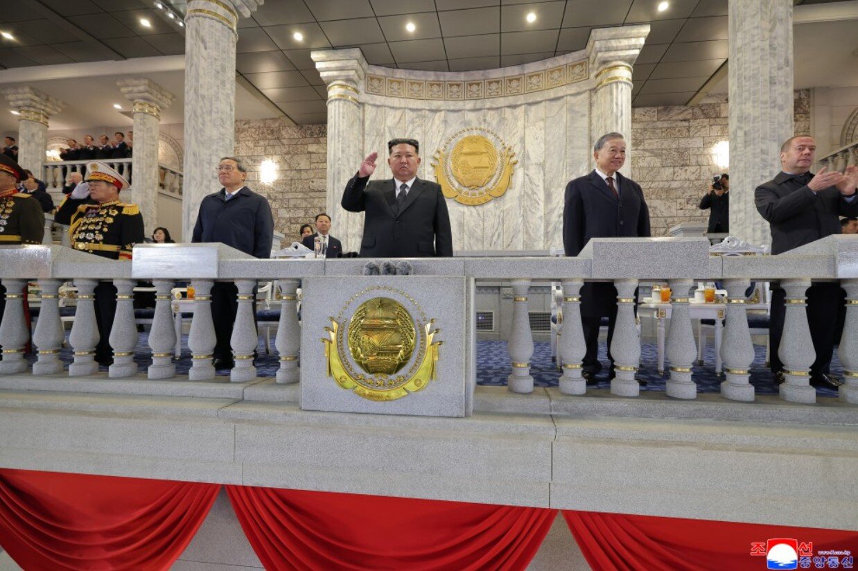 کرهشمالی موشک قارهپیمای جدید خود را با حضور مدودف به نمایش گذاشت؛ کیم آمریکا را تهدید هستهای کرد؟/ عکس