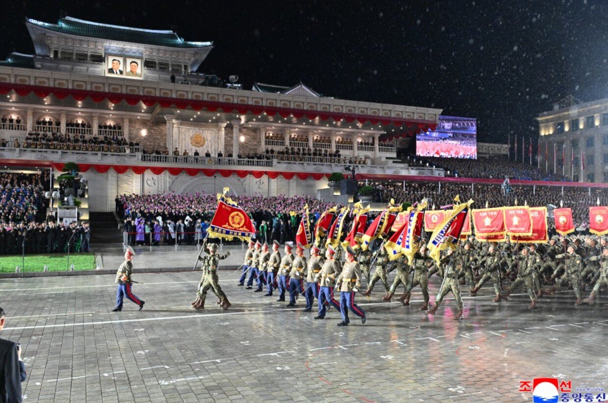 کرهشمالی موشک قارهپیمای جدید خود را با حضور مدودف به نمایش گذاشت؛ کیم آمریکا را تهدید هستهای کرد؟/ عکس