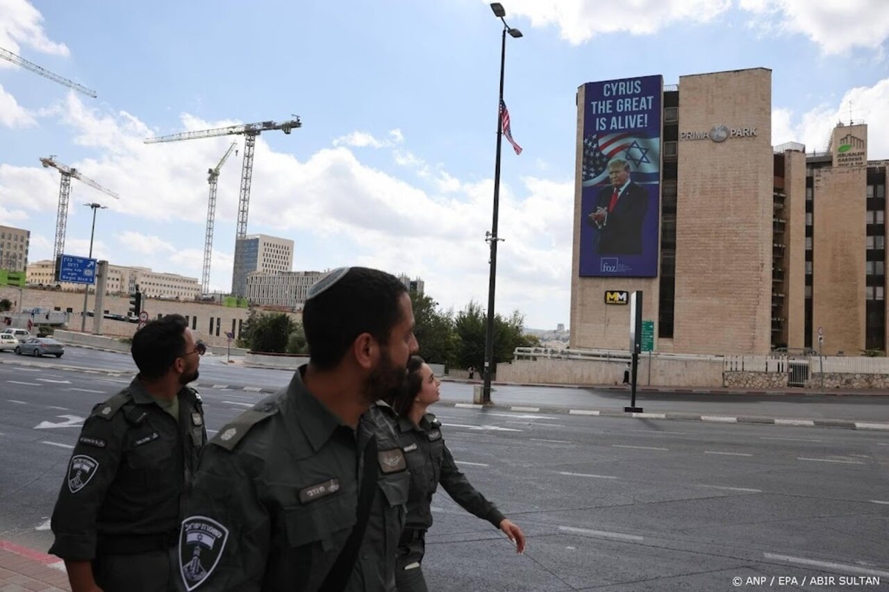 نصب بیلبوردهای ترامپ در اسرائیل با شعار «کورش کبیر زنده است» / عکس