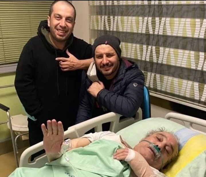 وداع قبل از رفتن جواد عزتی و عباس جمشیدی‌فر با محمد کاسبی/ عکس