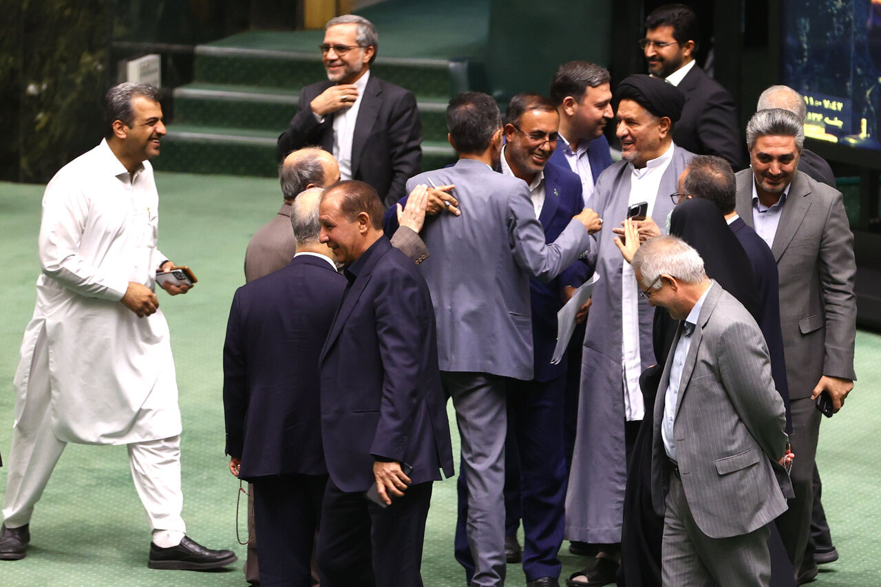 اولین تصاویر از فاطمه جراره و عباس قدرتی بعد از ازدواج در مجلس/ مهر تائید نیکزاد بر ازدواج دو نماینده/ آقای قدرتی! خانم ناطق خسته نباشند