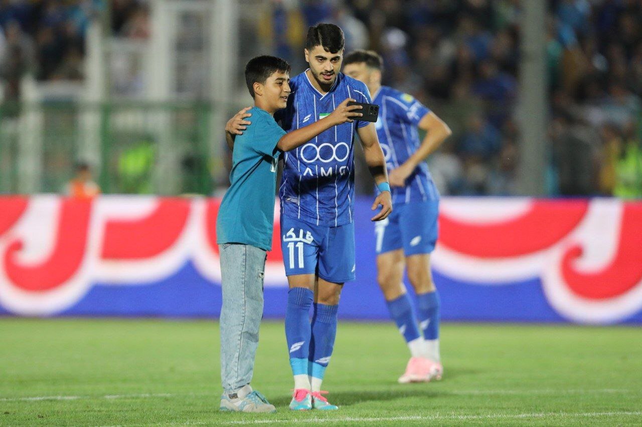 عکس| سلفی با ستاره استقلال وسط بازی!