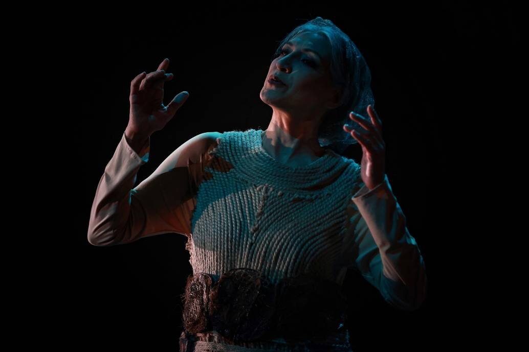 زنی که برای بازگشت برکت به باغ، به عقد درخت درآمد/ چرا کورِ خودیم و بینای کارِ دیگران؟