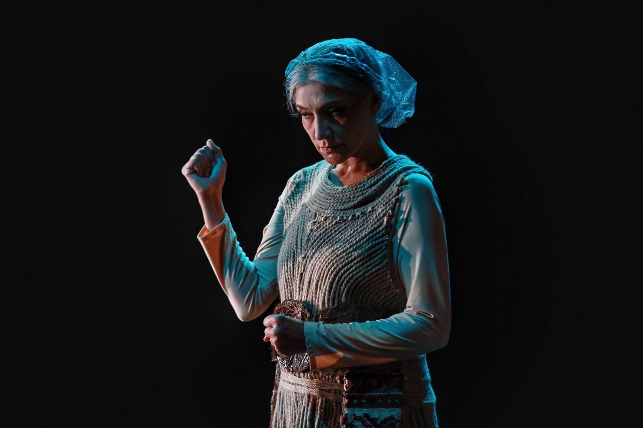 زنی که برای بازگشت برکت به باغ، به عقد درخت درآمد/ چرا کورِ خودیم و بینای کارِ دیگران؟