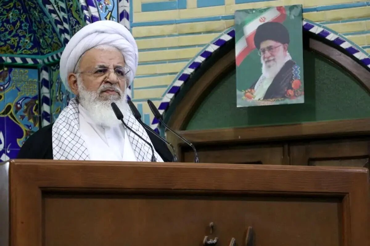 امام جمعه تبریز: اگر می‌خواهید شخصیت‌تان خرد نشود، راهی جز رعایت حجاب ندارید/ امام جمعه قزوین: ۷۰ درصد مردم آمریکا در مرز بحران اجتماعی هستند