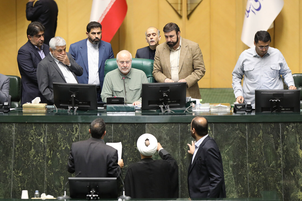 قالیباف اشتباه خوانده یا اشتباه به دستش رسانده‌اند؟!/ حمله به روحانی بابت موضعی که نگرفته بود!/ دلواپسی اصولگرایان برای روس‌ها