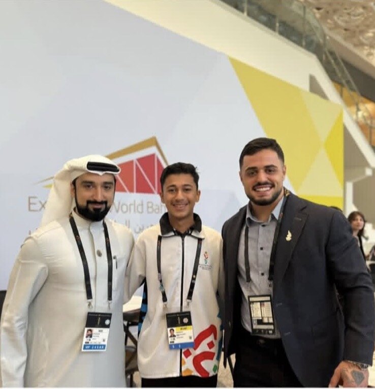 عکس | کوچ قهرمان وزنهبرداری به بحرین!