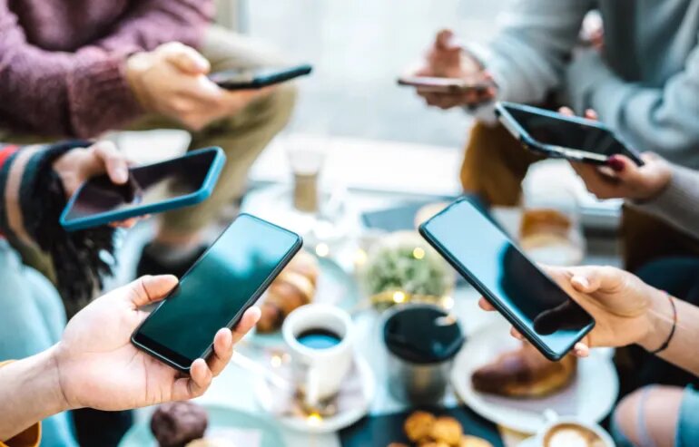 فوبیای تلفن؛ چرا نسل Z از پاسخ دادن به تماس‌ها اجتناب می‌کنند؟