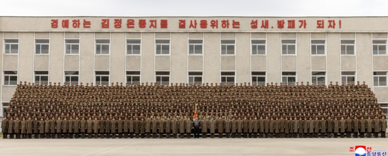 کیم به آغوش سربازان فدایی‌اش رفت؛ ویژه‌ترین واحد ارتش کره شمالی را ببینید / عکس