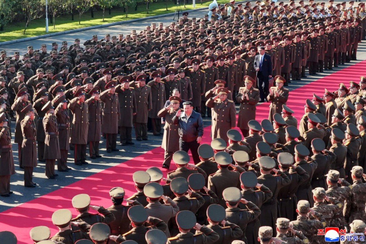 کیم به آغوش سربازان فدایی‌اش رفت؛ ویژه‌ترین واحد ارتش کره شمالی را ببینید / عکس