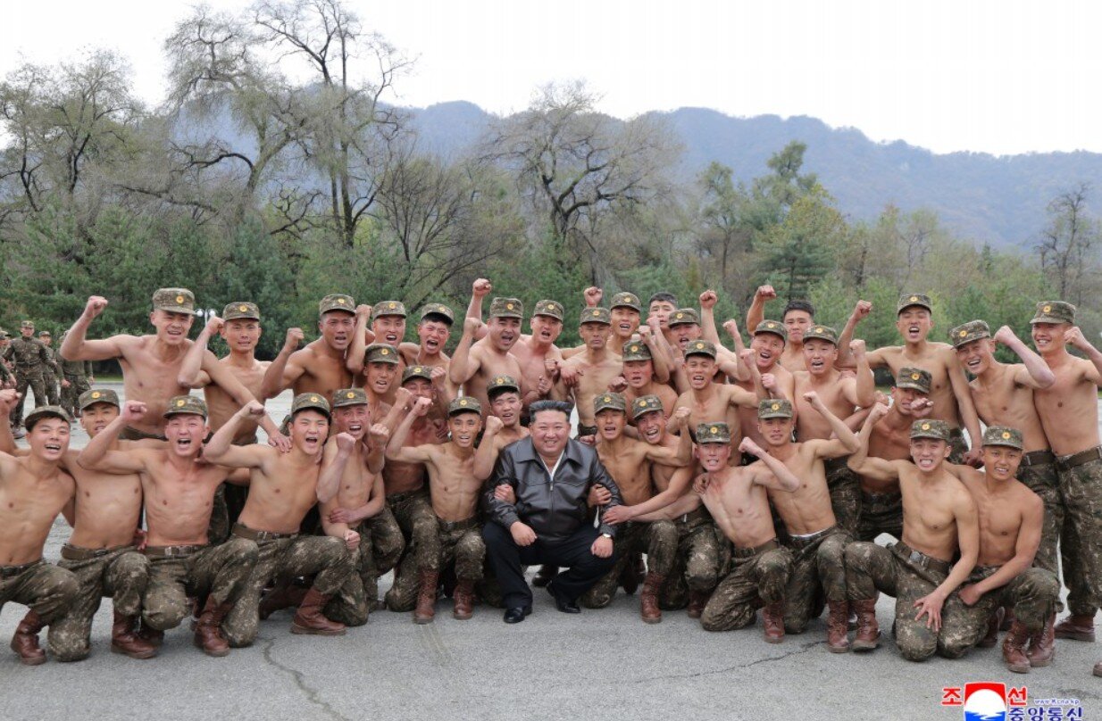 کیم به آغوش سربازان فدایی‌اش رفت؛ ویژه‌ترین واحد ارتش کره شمالی را ببینید / عکس