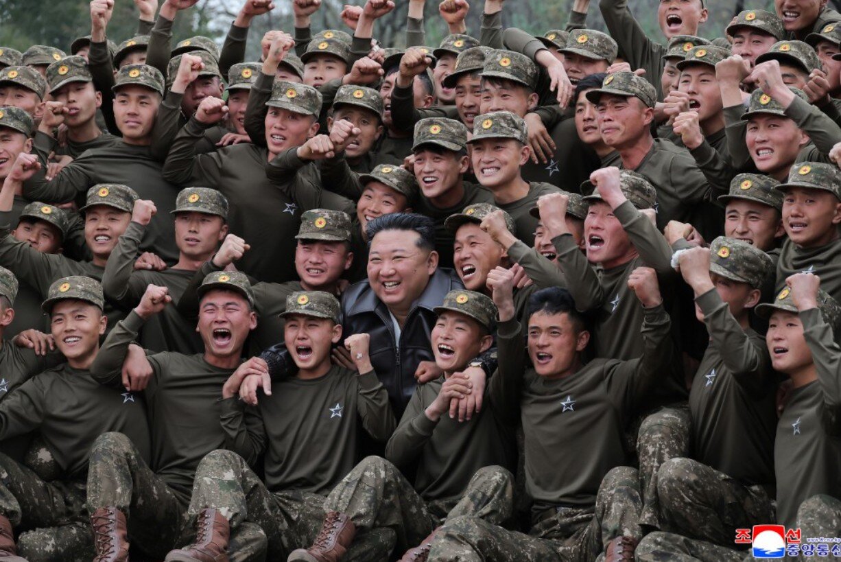 کیم به آغوش سربازان فدایی‌اش رفت؛ ویژه‌ترین واحد ارتش کره شمالی را ببینید / عکس