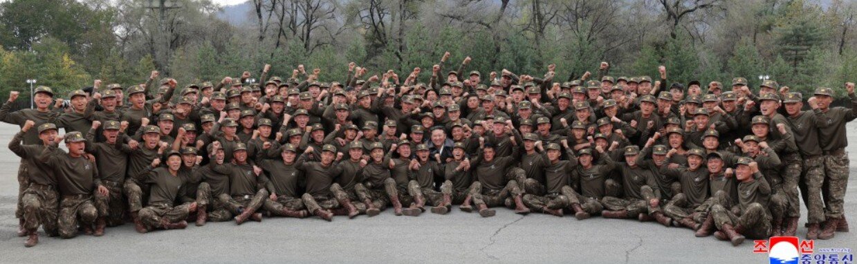 کیم به آغوش سربازان فدایی‌اش رفت؛ ویژه‌ترین واحد ارتش کره شمالی را ببینید / عکس