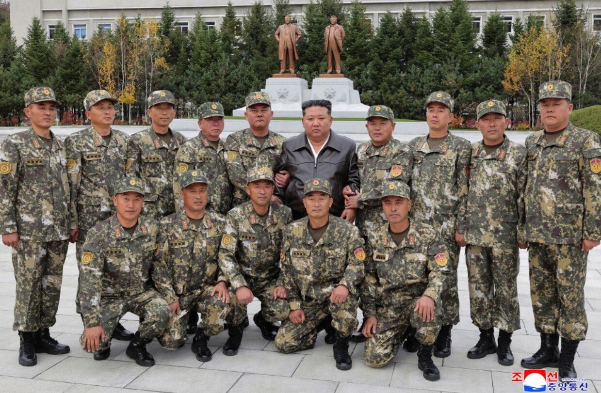 کیم به آغوش سربازان فدایی‌اش رفت؛ ویژه‌ترین واحد ارتش کره شمالی را ببینید / عکس
