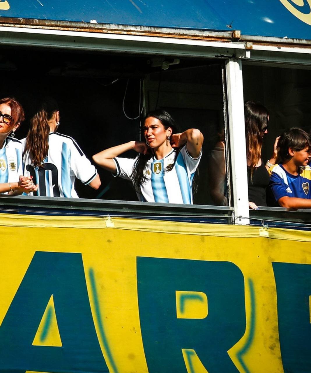 عکس| دوآ لیپا با لباس آرژانتین تماشاگر ویژه سوپرکلاسیکو