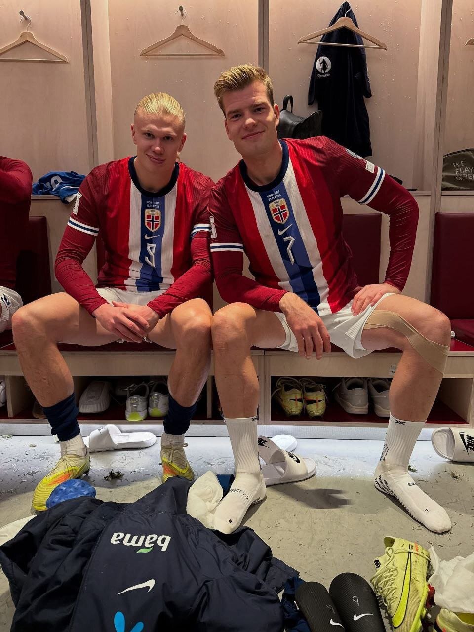 عکس | تحقیر بچه غول مقابل غول بزرگ!