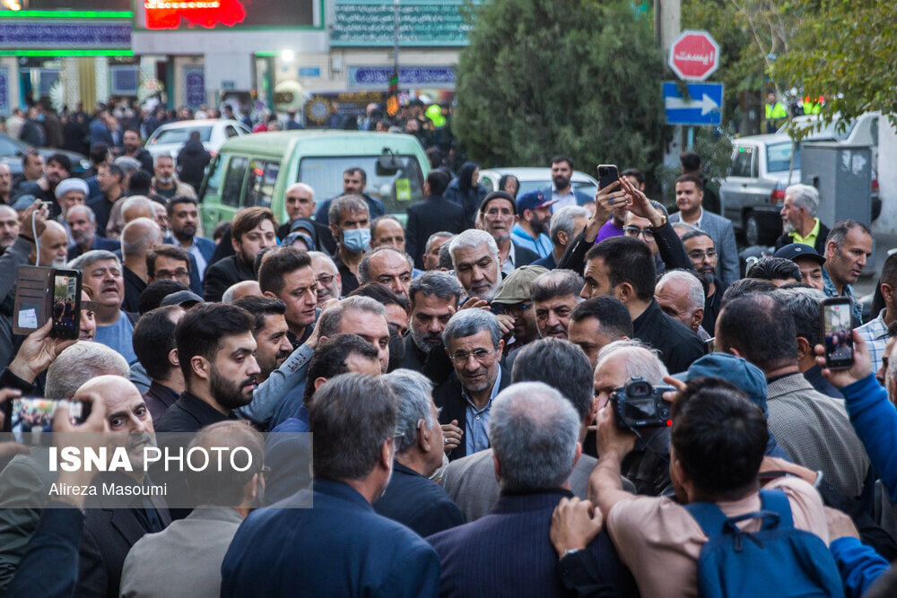 رنگ لباس احمدی نژاد در مراسم ختم خواهرش/ رئیس جمهور سابق محاصره شد+تصاویر