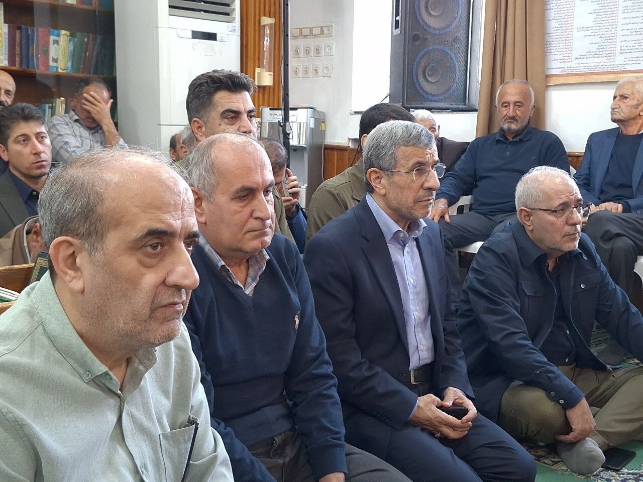 ژستهای خاص احمدینژاد در مراسم ختم خواهر مشایی + عکس