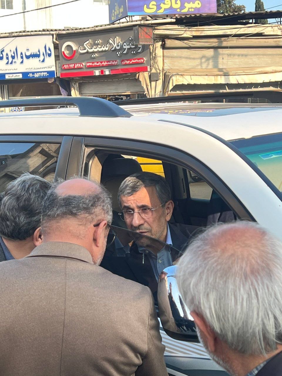 ژستهای خاص احمدینژاد در مراسم ختم خواهر مشایی + عکس