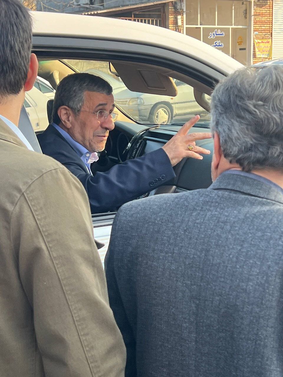 ژستهای خاص احمدینژاد در مراسم ختم خواهر مشایی + عکس