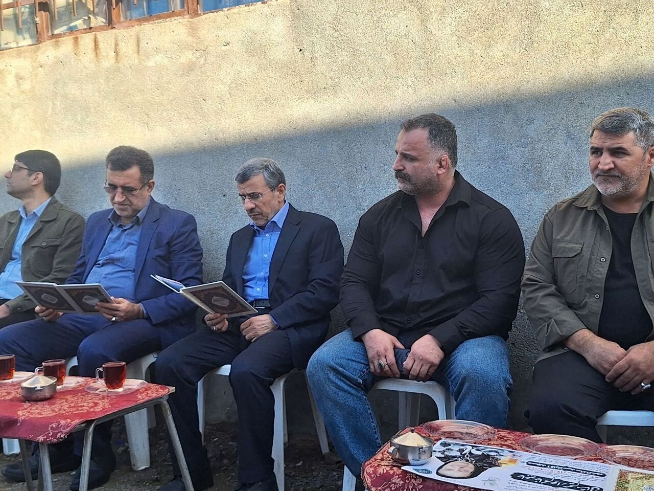 ژستهای خاص احمدینژاد در مراسم ختم خواهر مشایی + عکس