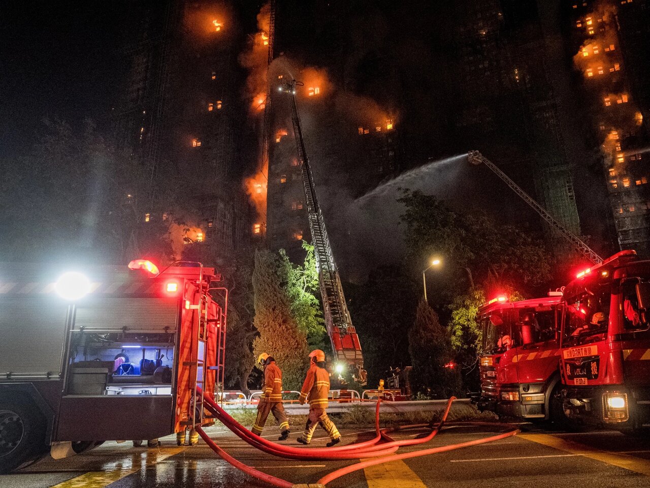 مرگبارترین آتش‌سوزی در نیم‌قرن اخیر؛ ۶۵ کشته و صدها مفقود/ علت اصلی آتش‌سوزی برج‌های هنگ‌کنگ چه بود؟/ بازداشت ۳ مظنون