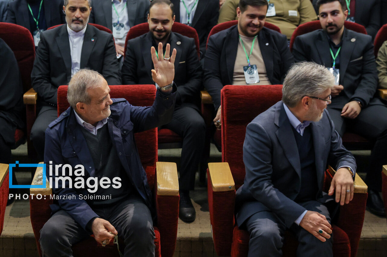 ژست خاص پزشکیان در مراسم روز دانشجو + عکس